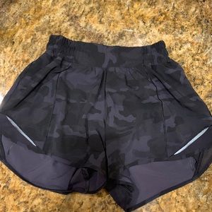 Black Camo Lululemon Hotty Hot Shorts 4 Inch Inseam Size 2